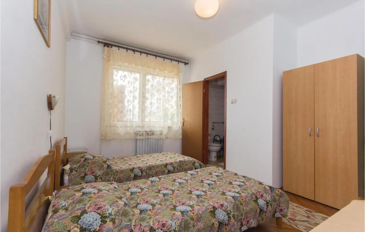 2 Bedroom Nice Apartment In Pula