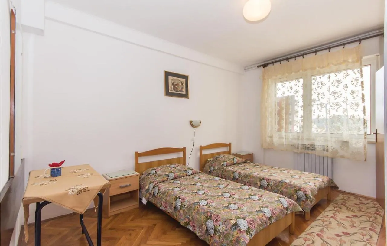 2 Bedroom Nice Apartment In Пула